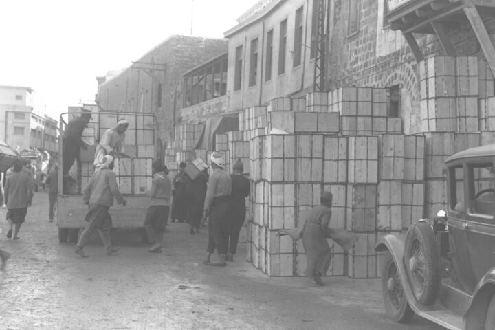 Ouvriers arabes travaillant au pout de Jaffa en 1934
