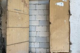 bâtiment avec une porte condamnée
