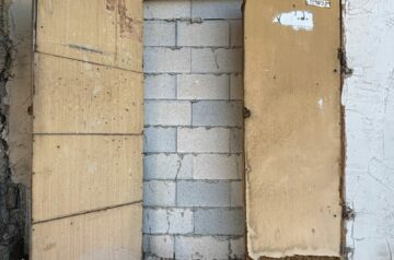 bâtiment avec une porte condamnée