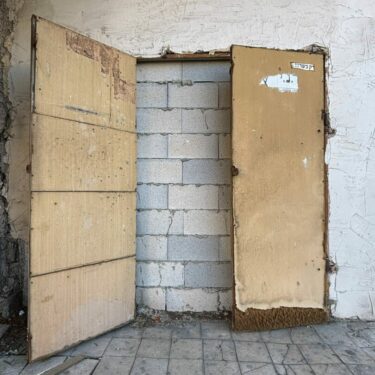 bâtiment avec une porte condamnée
