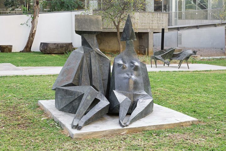 Lynn Chadwick, Deux figures assises, 1973
